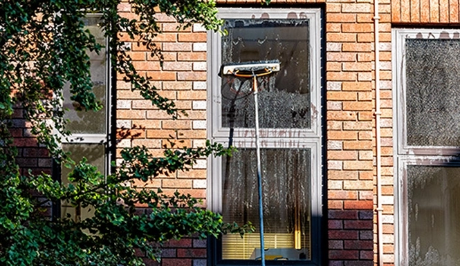 Nettoyage de toiture en Savoie : quand intervenir et comment éviter les infiltrations ?
